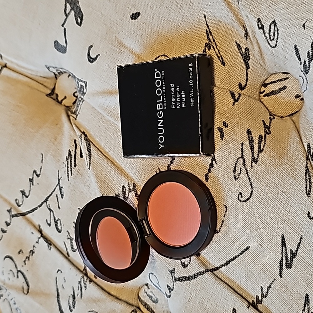 Pressed mineral blush